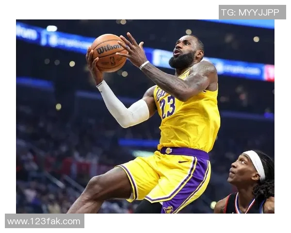 詹姆斯单场32分助湖人客场逆转国王成功夺胜 詹姆斯单场32分助湖人客场逆转国王成功夺胜