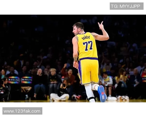 湖人憾负！东契奇43+12+9，赛后库里走到场边，和布朗尼拥抱致意