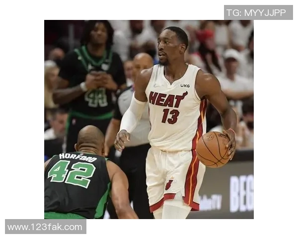 超硬!阿德巴约突然飞身隔扣文班😳热火替补席疯狂了! 超硬!阿德巴约突然飞身隔扣文班😳热火替补席疯狂了!