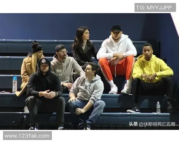 情人节快乐！阿尔佩伦-申京Ins晒和女友的合影与球迷分享